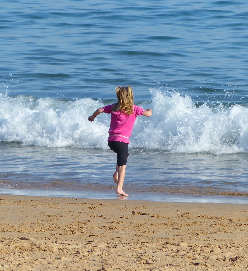  jeune enfant courant vers la mer  